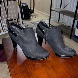 Size 8 Black high heeled bootie